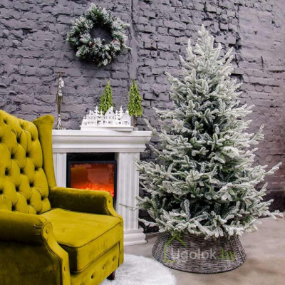 Заснеженные искусственные елки